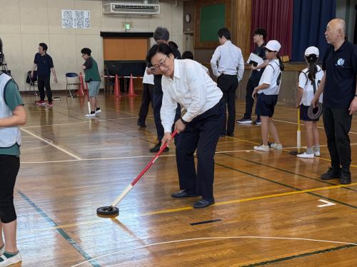 稲越小学校及び須和田の丘支援学校小学部でのフロアホッケー合同授業の画像