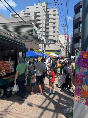 商店街でイベントが開催されている様子