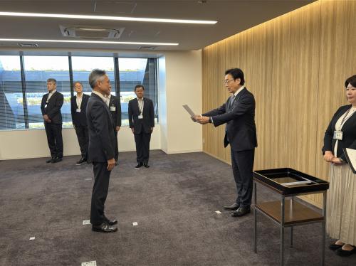 副市長への辞令交付式の画像