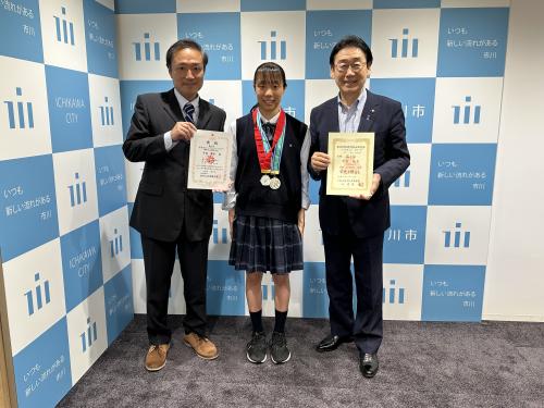 千葉県高等学校総合体育大会水泳競技大会 4冠 千葉商科大学付属高等学校1年生 中村陽菜選手 表敬訪問の画像