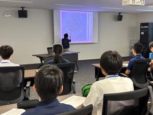 写真:講師の話を聞いている様子