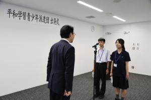 写真：市長の前で生徒2人が宣誓をしている様子