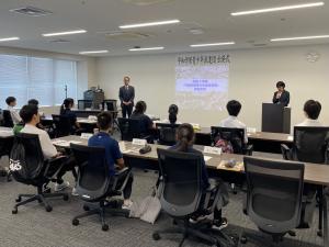 写真:講師を紹介している様子