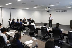 写真：派遣報告の作文を発表している様子