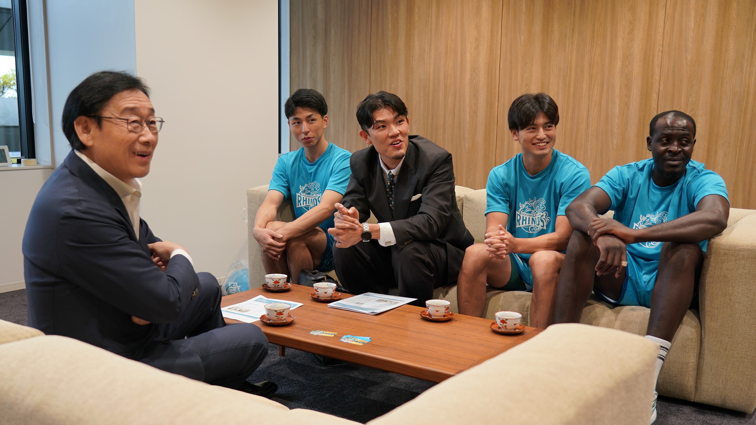 写真：IU RHINOS（アイユーライノス）のみなさんと田中市長