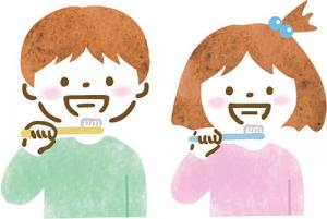 歯磨きをする男の子と女の子の画像