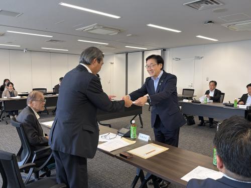 市川市中小企業融資制度審議会　委嘱状交付式の画像