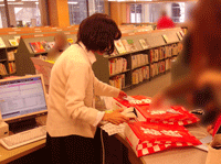 貸出も、袋のまま行いますの画像