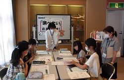 写真：調べたいを応援します！の様子