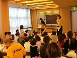 写真：科学遊びの会の様子