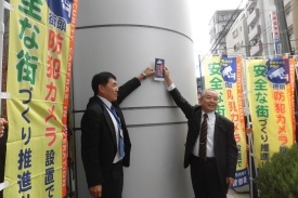 田平代表取締役社長により表示板が設置される様子（1）の画像