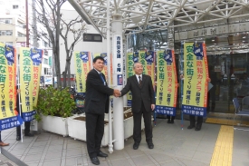 田平代表取締役社長により表示板が設置される様子（2）の画像