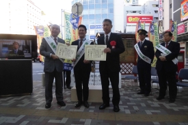 京葉プラントエンジニアリング株式会社　宮下営業技術部長との記念撮影の様子の画像