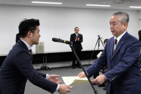 感謝状を受け取る田平代表取締役社長の画像