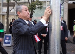 田平代表取締役社長による表示板の設置の画像