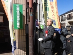 田平代表取締役社長による表示板の設置の画像