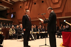 感謝状を受けとる田平代表取締役社長の画像