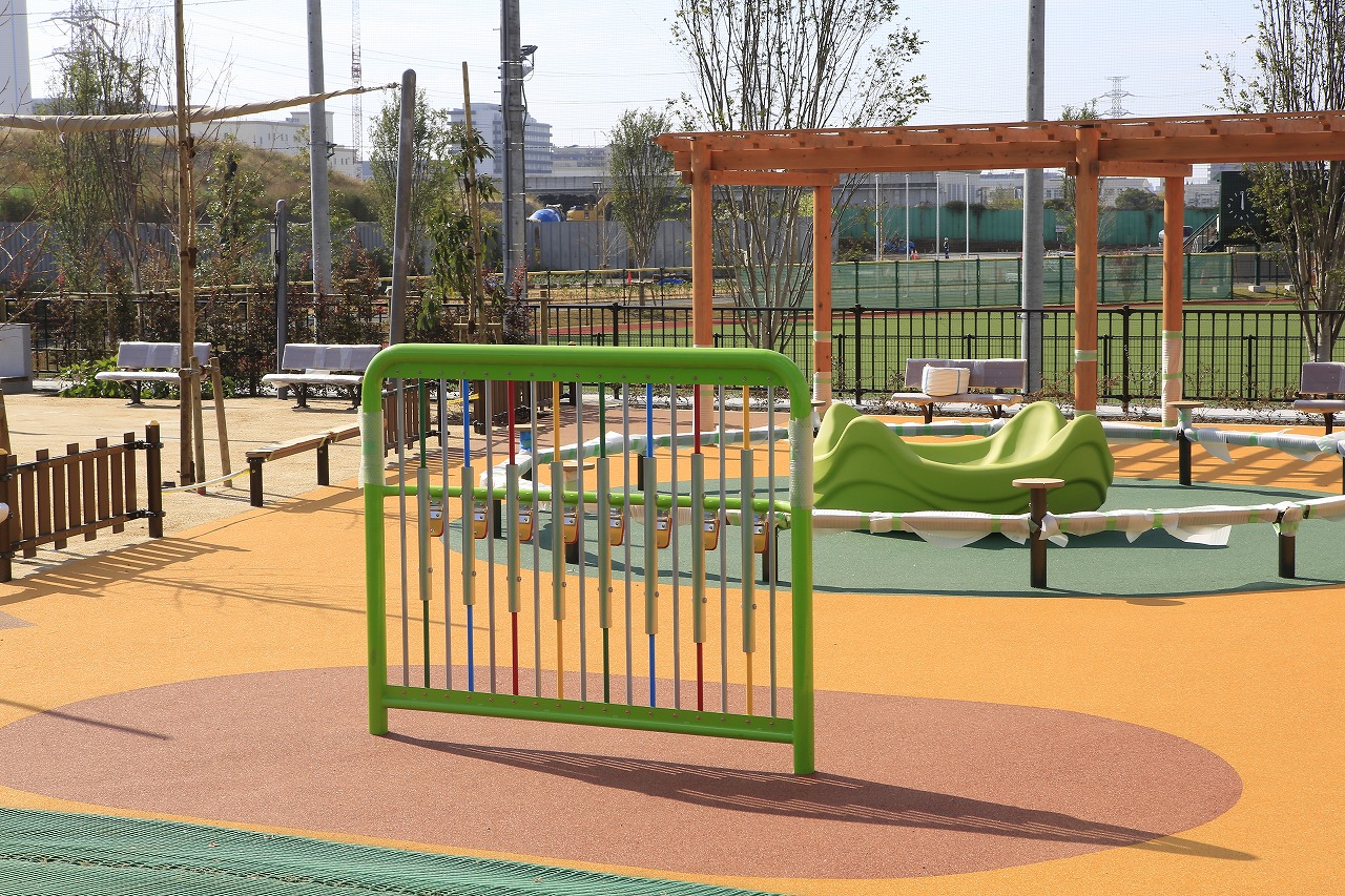 メロディ遊具と回転遊具の画像