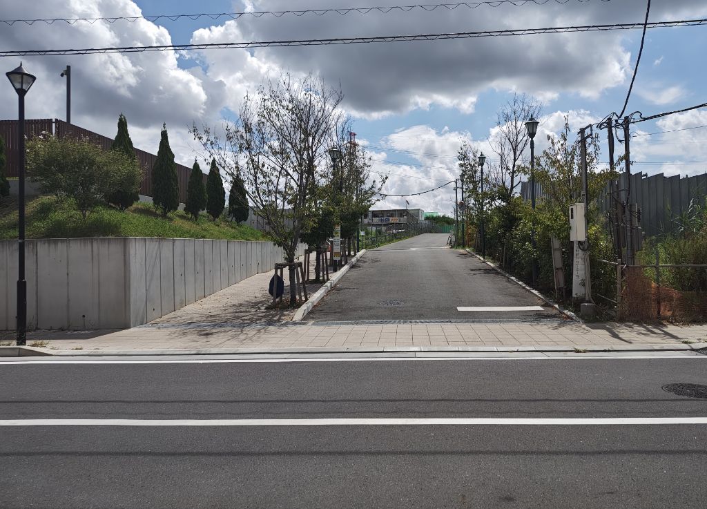 ぴあパーク妙典の入口のうち、自動車が入るための入り口の写真です。