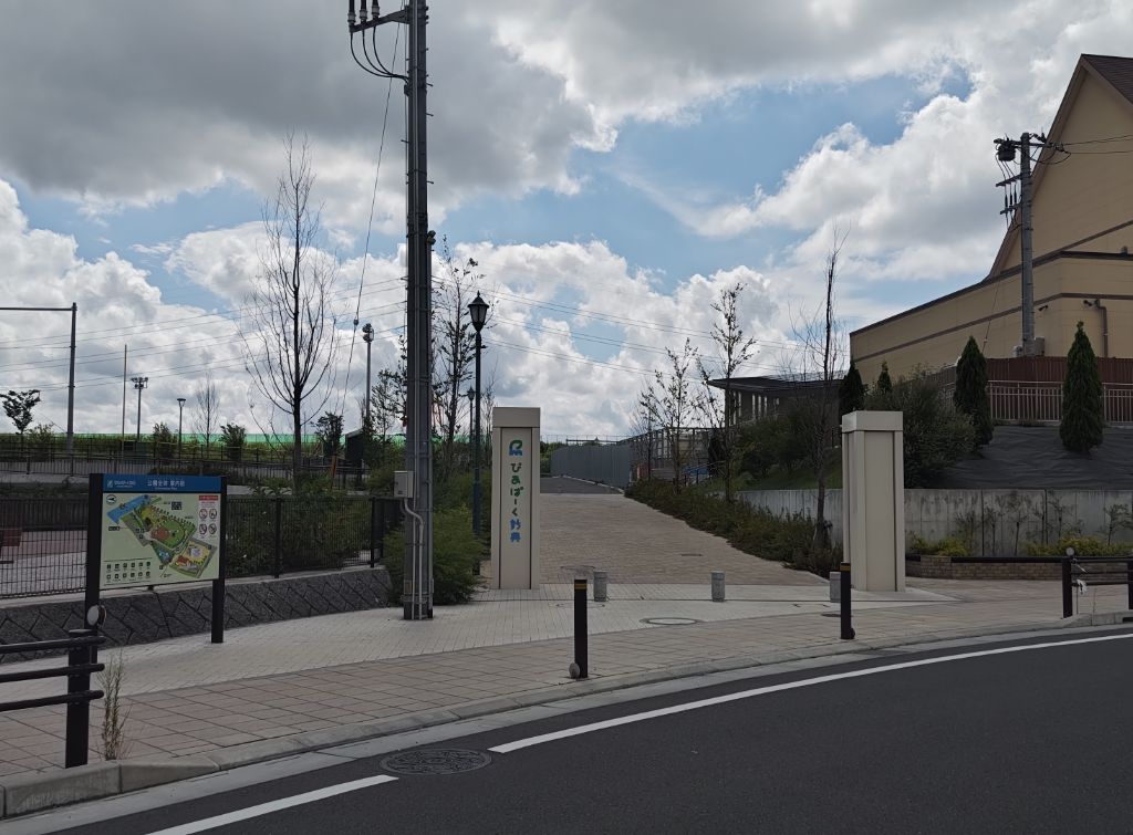 ぴあパーク妙典の入口のうち、歩行者や自転車が入るための入口の写真です。