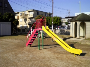 寄附いただいた中型すべり台の画像