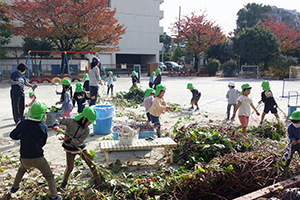 写真:芋ほりと芋つるで遊ぶ様子