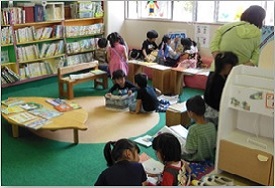 写真:週末に絵本を借りる様子