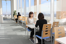 写真:カフェスペースでは素晴らしい景色を眺められます