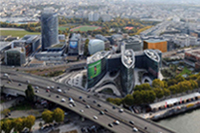 【近代的な街並み】パリとの玄関口には高層ビルが立ち並ぶの画像