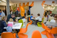 【Espace Ludique】おもちゃやゲームが備えられた子供たちの遊び場の画像