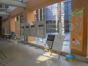 写真:水の広場でのパネル展示の様子