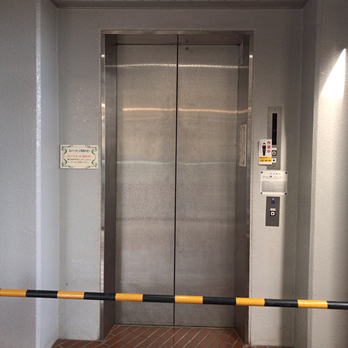 写真：故障中のエレベータ