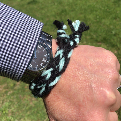 写真:クボタスピアーズ色の組紐腕かざり(2本装着)