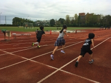 写真:50メートル走を走る子どもたち