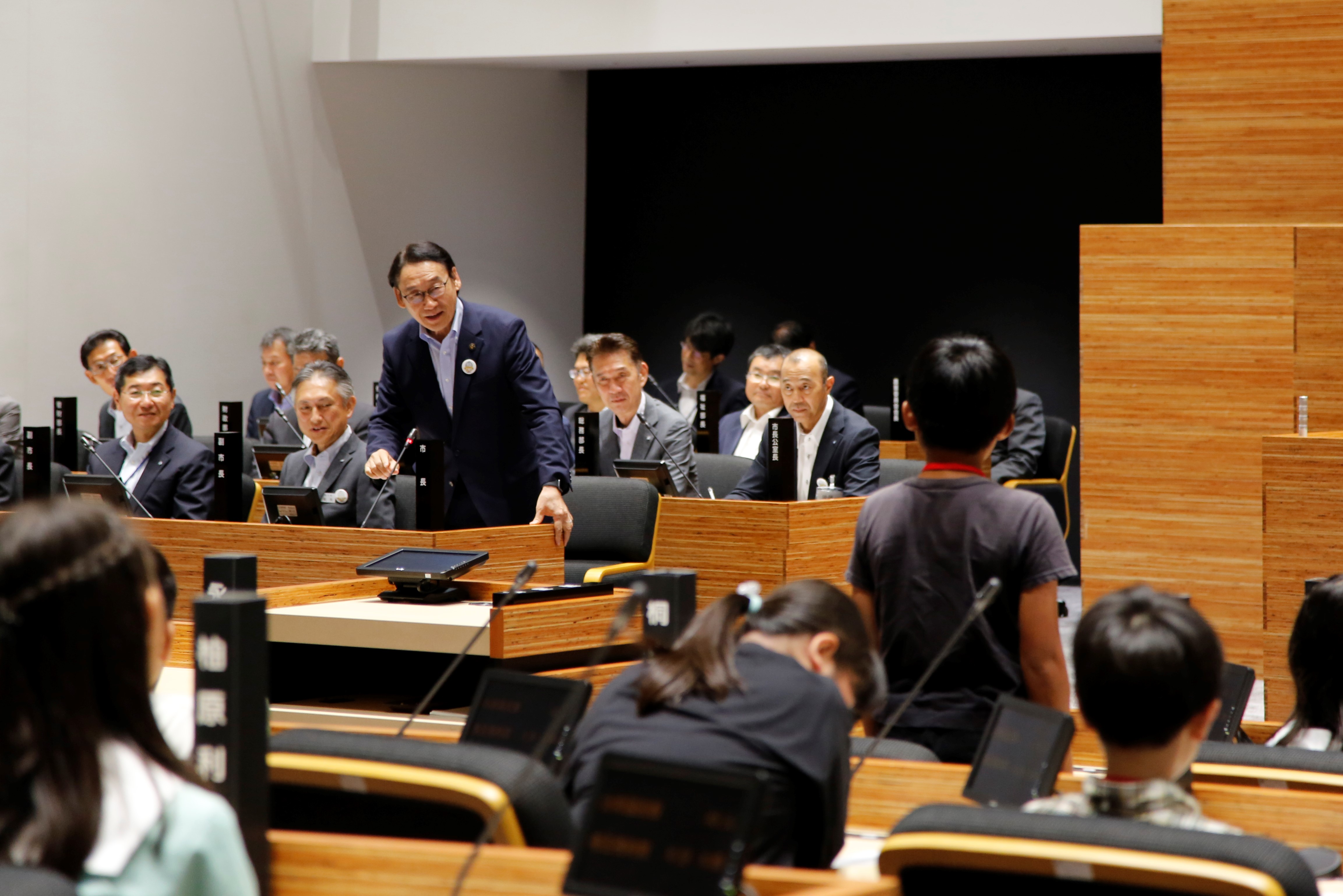 写真：児童議会で市長が答弁する様子