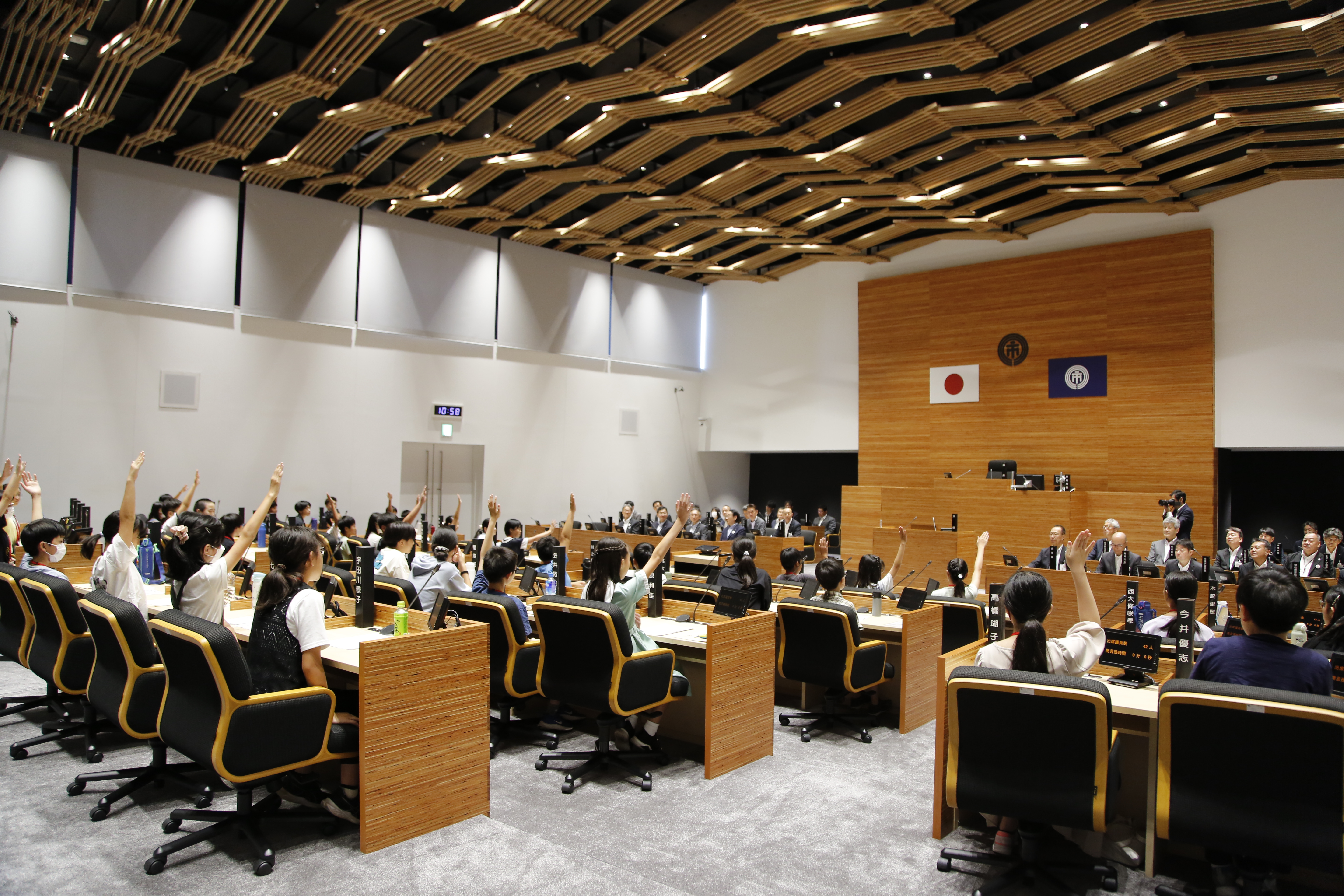 写真：児童議会で子どもが挙手する様子