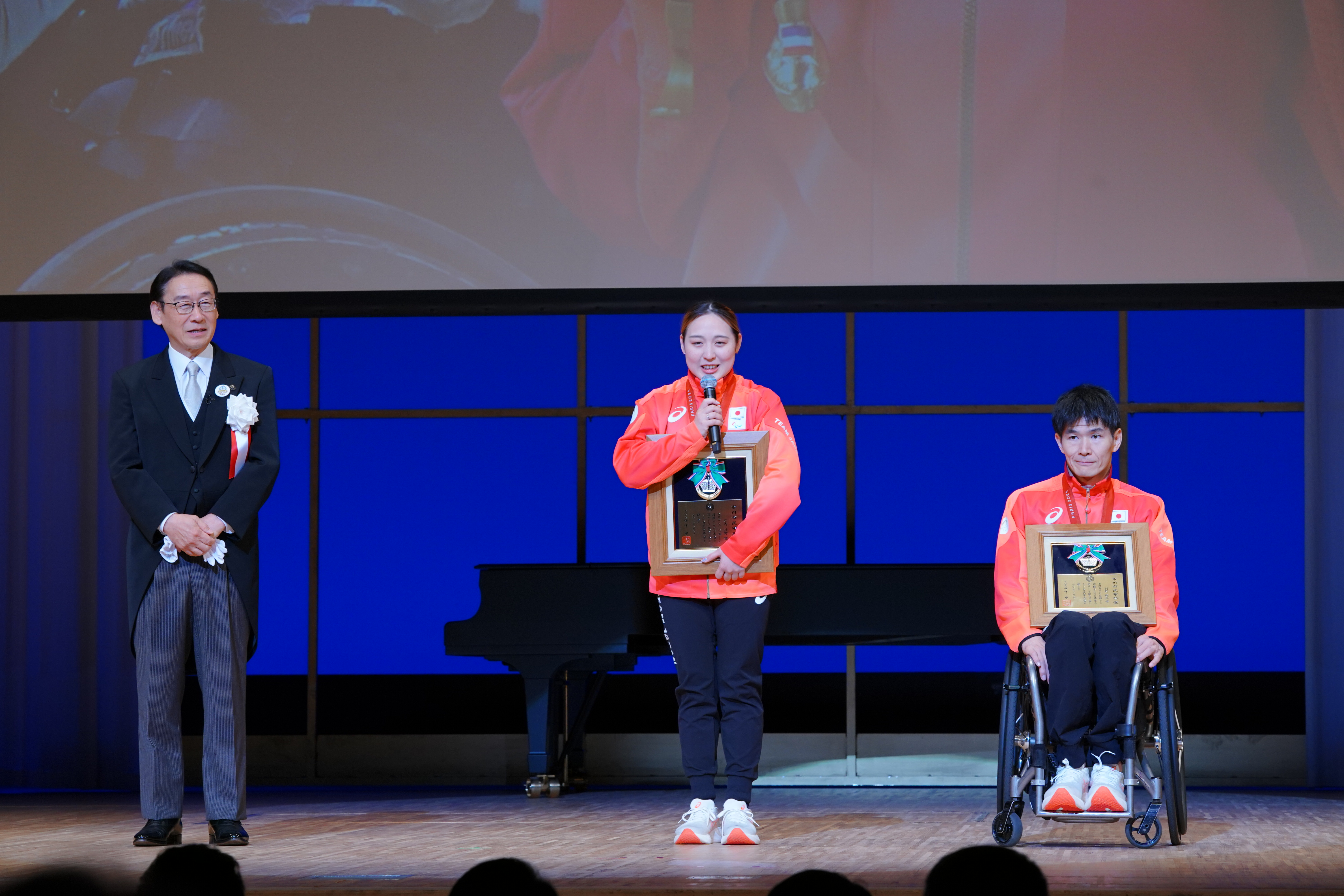 羽賀選手、辻内選手、田中市長の写真