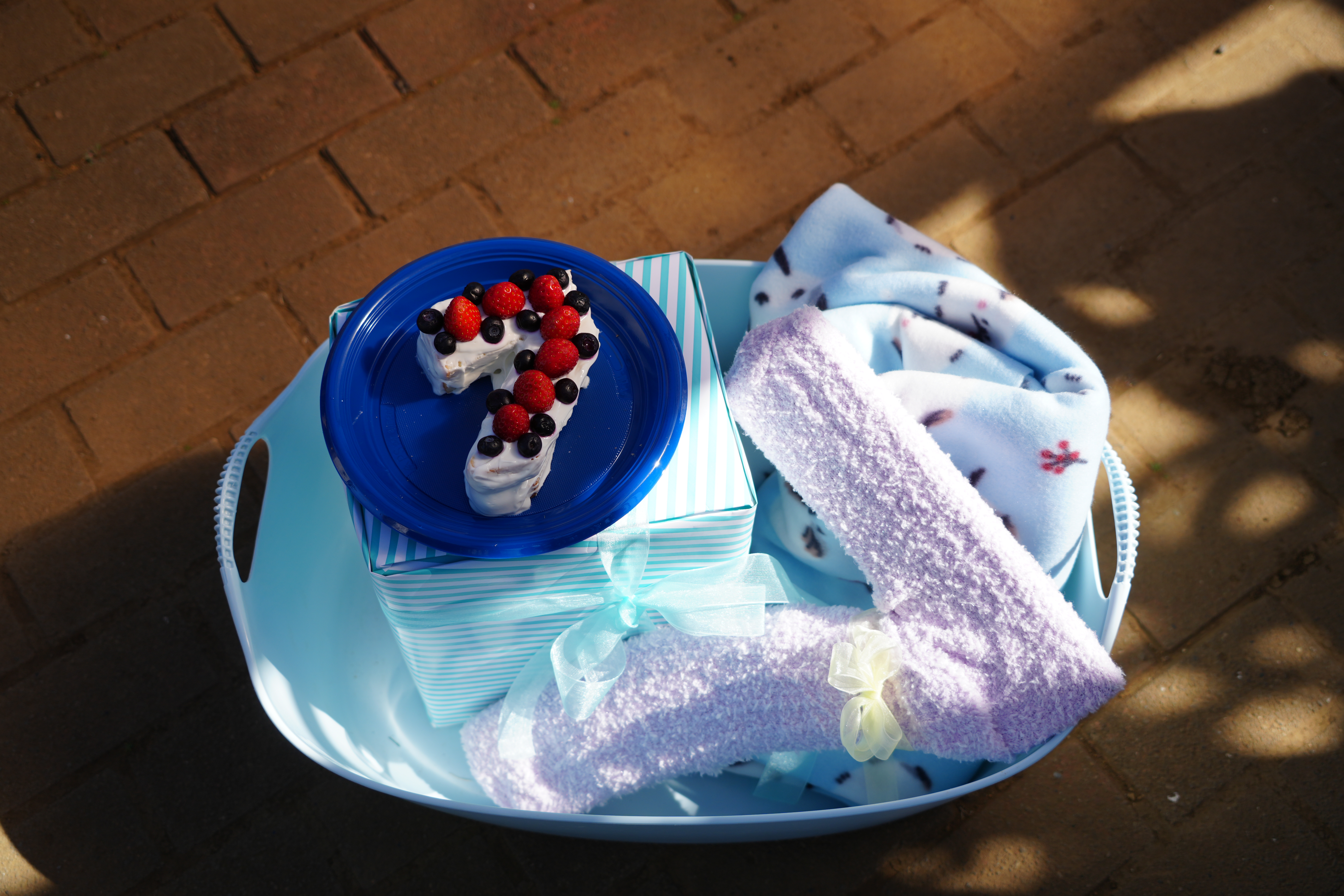 画像：数字の7の形をしたケーキとプレゼントの写真