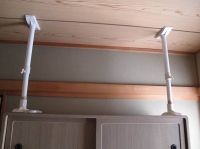 写真：突っ張り棒を使った固定の例