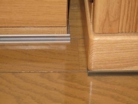 写真：家具転倒防止板の例