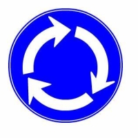 環状交差点の道路標識(交差点手前に設置されています)の画像