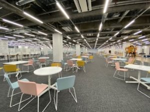 写真：椅子と丸テーブルが並ぶ第1庁舎1階の様子