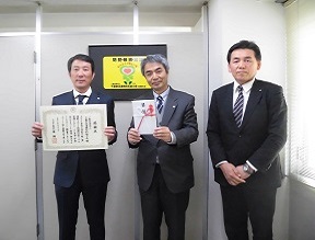 贈呈後の様子の画像