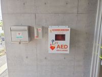 写真:屋外壁掛けBOXに収納したAED