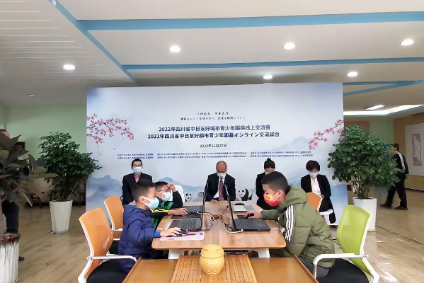 写真:市川市の選手とオンラインで囲碁対局をしている楽山市の選手3人