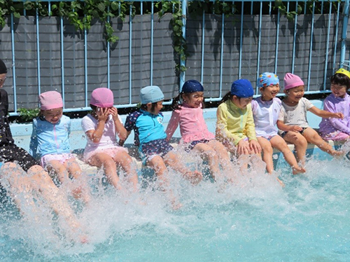 プール遊びの画像