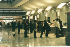 写真:貸出カウンターに列画像