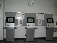 写真：駅南口図書館自動貸出機全景