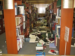 写真：中央図書館震災直後