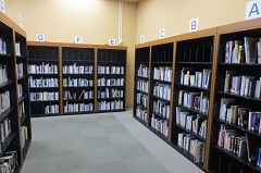 写真：中央図書館予約受取コーナー